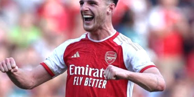 Arsenal sinks Manchester United 3-1