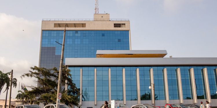 Ghana’s central bank maintains interest rate amidst inflation