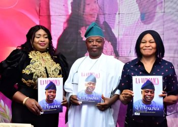 makinde recieves award
