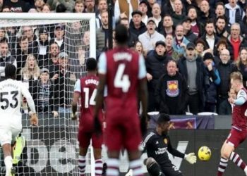 West Ham hits Man U with two goals