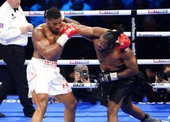 Anthony Joshua stops Wallin in fifth round