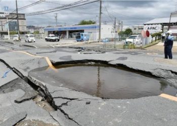 Earthquake triggers tsunami alert in Japan