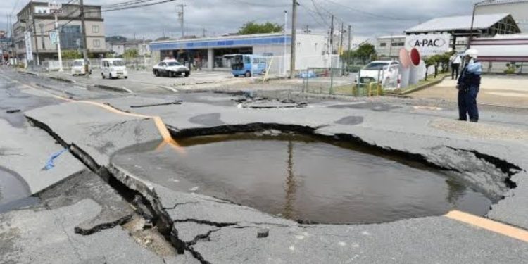 Earthquake triggers tsunami alert in Japan
