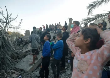 Palestinians search for bodies and survivors after Israeli air strikes in southern Gaza on Tuesday