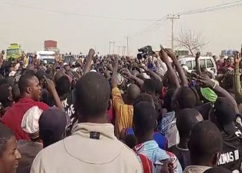 Minna residents protest high cost of living, block roads
