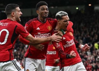 Manchester United edge Liverpool 4-3, keeping trophy hopes alive