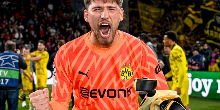 Gregor Kobel Dortmund goalkeeper