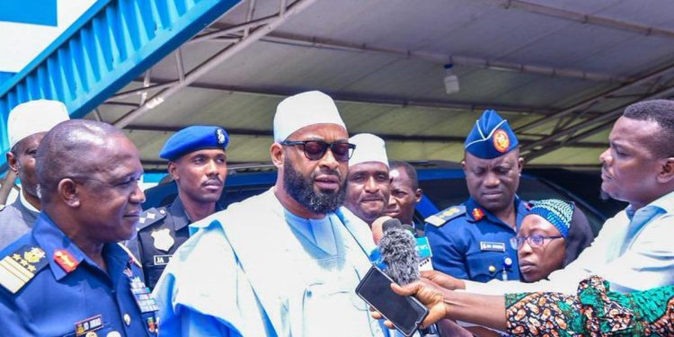 FG presents 1,437 metric tonnes food commodities to Niger Govt.