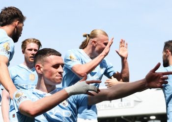 Guardiola wants Man City to seize chance and make Premier League history