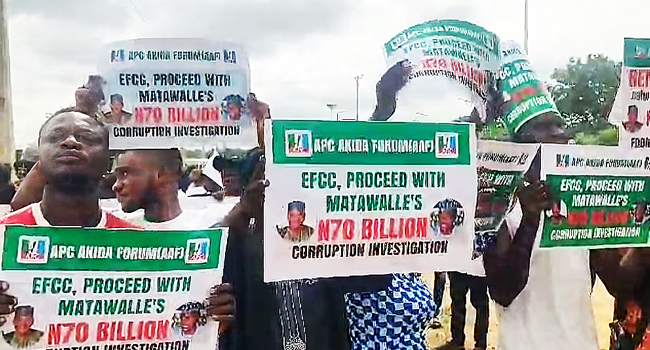 Just in: Protesters occupy EFCC headquarters, demand resumption of investigation into Ex-Governor Matawalle