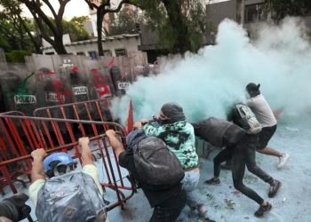 Police, protesters clash at Israeli embassy in Mexico against Gaza war