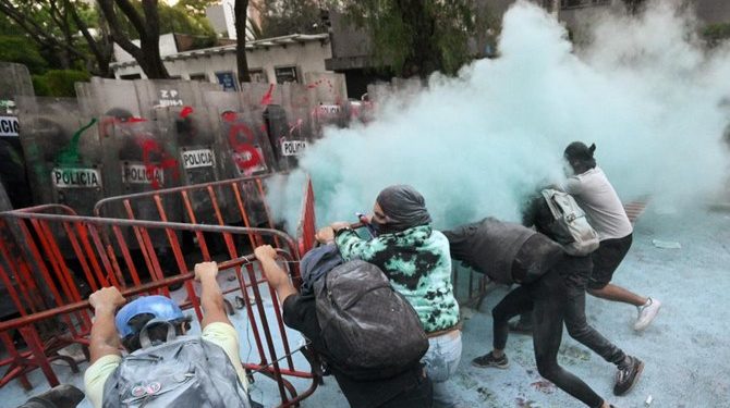Police, protesters clash at Israeli embassy in Mexico against Gaza war