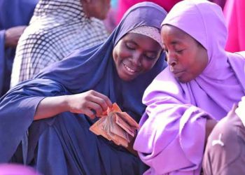Zulum distributes N250m to 25,000 widows, vulnerable women in Gwoza