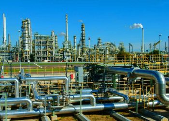 FG meets local refiners over pricing, faults Dangote