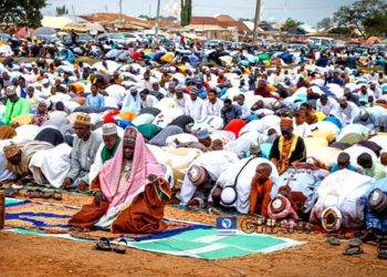 Royal fathers, politicians urge sacrifice, pray for peace to mark Eid el Kabir