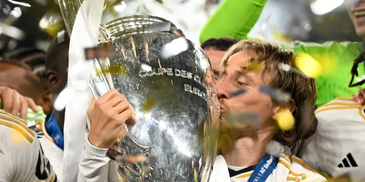 Modric extends Real Madrid deal for another season