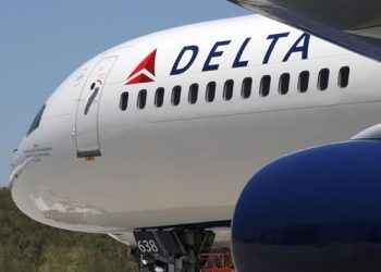 Communication glitch grounds US airlines
