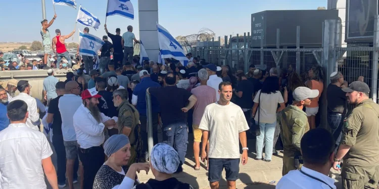 Far-right lawmakers break into Israeli detention camp, demand probe into soldiers’ abuse of prisoner