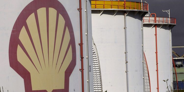 Shell slashes hundreds of jobs in oil and gas division amid cost cutting drive