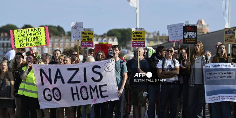 Thousands of police on standby as UK braces for more riots