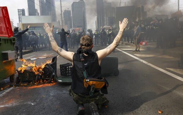Violence mars Melbourne defense expo, 39 in Police custody
