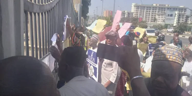 Pensioners take over Ministry of Finance in protest