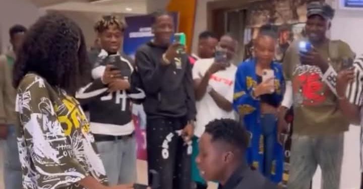Fans in awe as 19 year old Tiktoker proposes to 20 year old girlfriend, Jadrolita