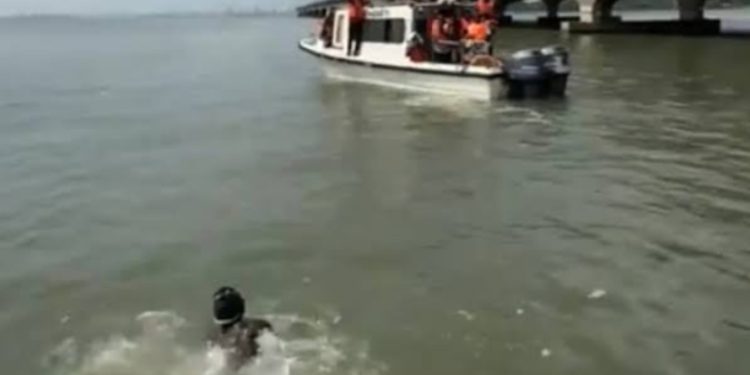 Woman jumps into lagoon from Lagos bridge