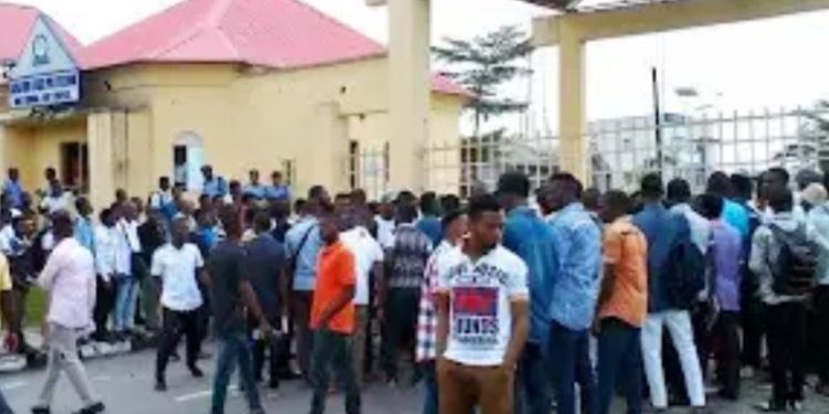 Students of Akwa Ibom Poly protest over insecurity, police brutality