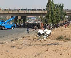 Truck crushes commuters on Karu Bridge