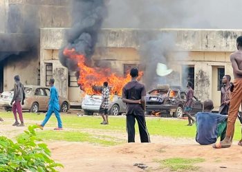 Kwara youths torch Emir’s Palace, NDLEA office