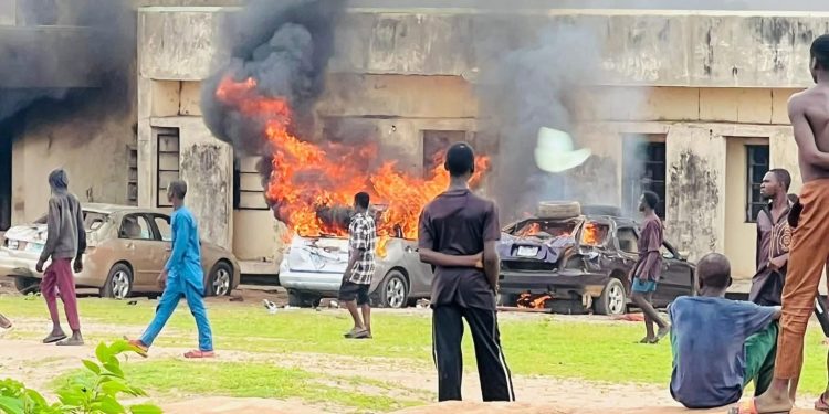 Kwara youths torch Emir’s Palace, NDLEA office