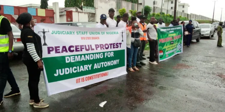 JUSUN Protesters in Ibadan [PHOTO CREDIT: Vanguard Newspaper]