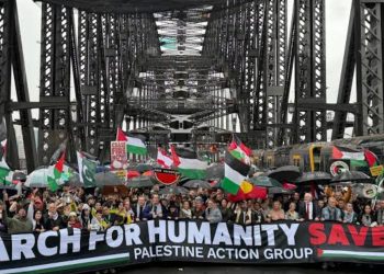 Assange joins mass Gaza protest on Sydney bridge