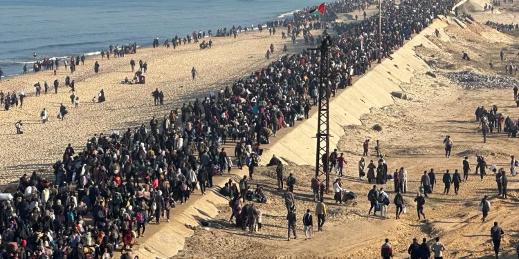 Palestinians walking back to Gaza