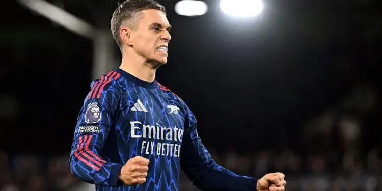 Arsenal reclaims top spot with hard-fight win over Fulham