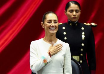 Man gropes Mexican president on the street