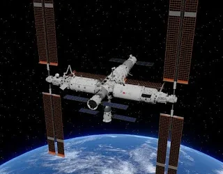 China crew returns after Debris damages spacecraft