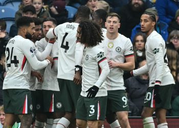 Chelsea beat Burnley 2–0 to close title gap