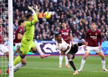 Alexander Isak scores