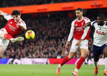 Arsenal whips Spurs to restore lead in EPL