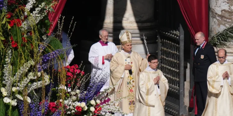 Pope seeks dialogue, asks war mongers to rethink