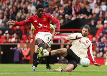 obbie Mainoo evades the challenge of Dominik Szoboszlai to score the winner for Manchester United.