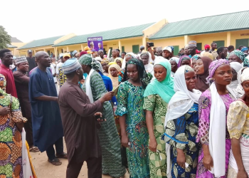 APC members queue as NWC postponed the Kwara governorship primary election to Friday.