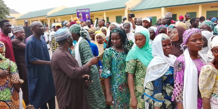 APC members queue as NWC postponed the Kwara governorship primary election to Friday.