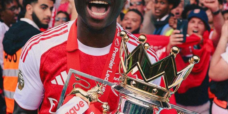 Bukayo Saka lifts the EPL Trophy at Selhurst Park