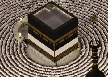 Muslims perform the evening prayer around the Kaaba, Islam's holiest shrine, at Grand Mosque complex on May 24, 2026, ahead of the annual Hajj pilgrimage