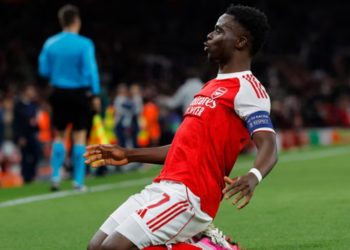 Bukayo Saka scores