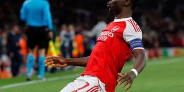 Bukayo Saka scores