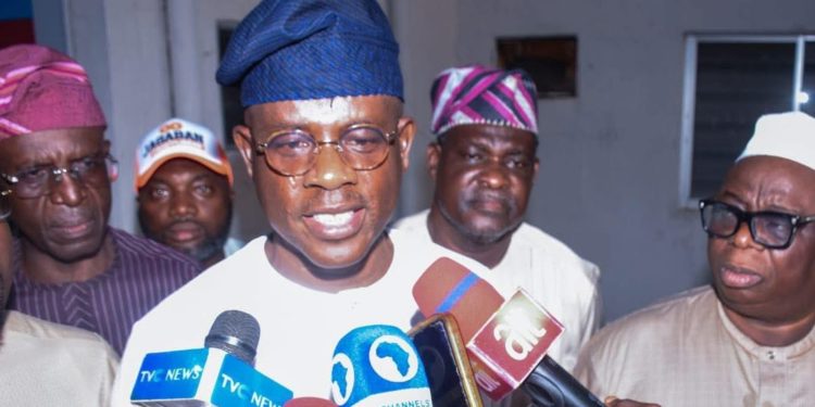 Senator Obanikoro addressing the press in Ilorin